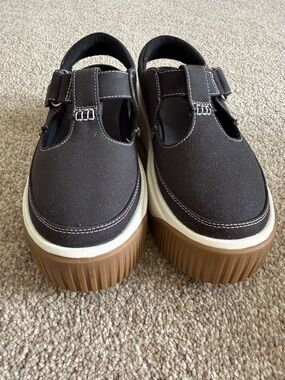 UGG EZ-DUZZIT T-STRAP BLACK PLATFORM SHOES